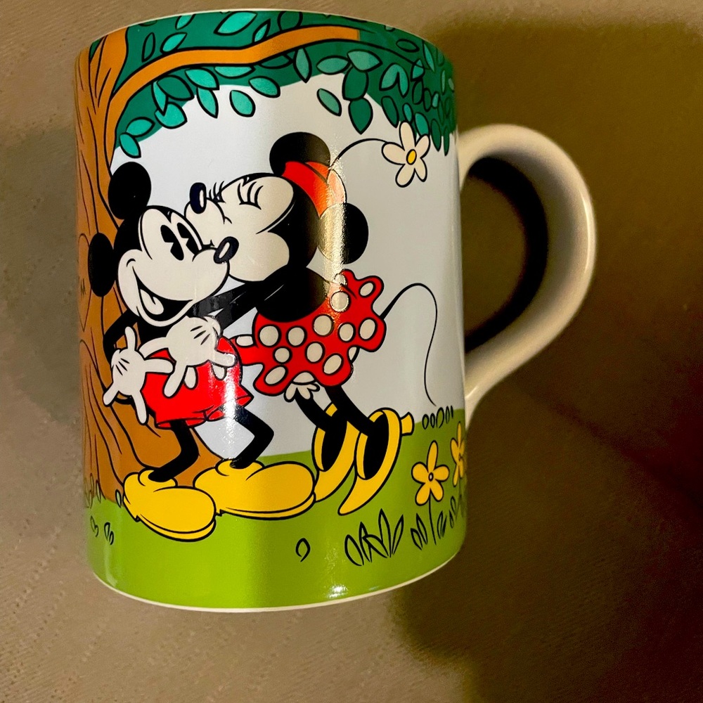 Disney mug Mickey Minnie New has sticker on bottom still